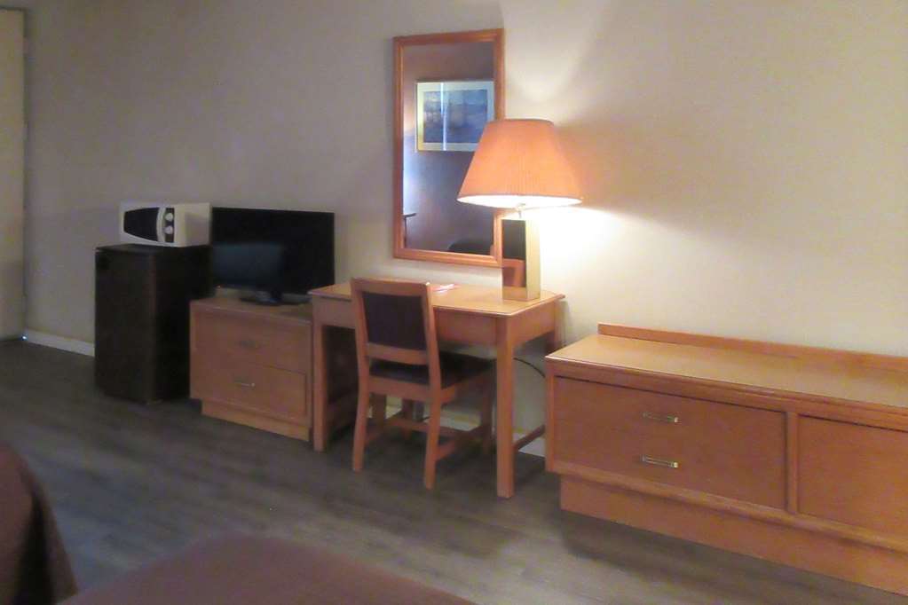 Econo Lodge Elko Downtown Area Room photo